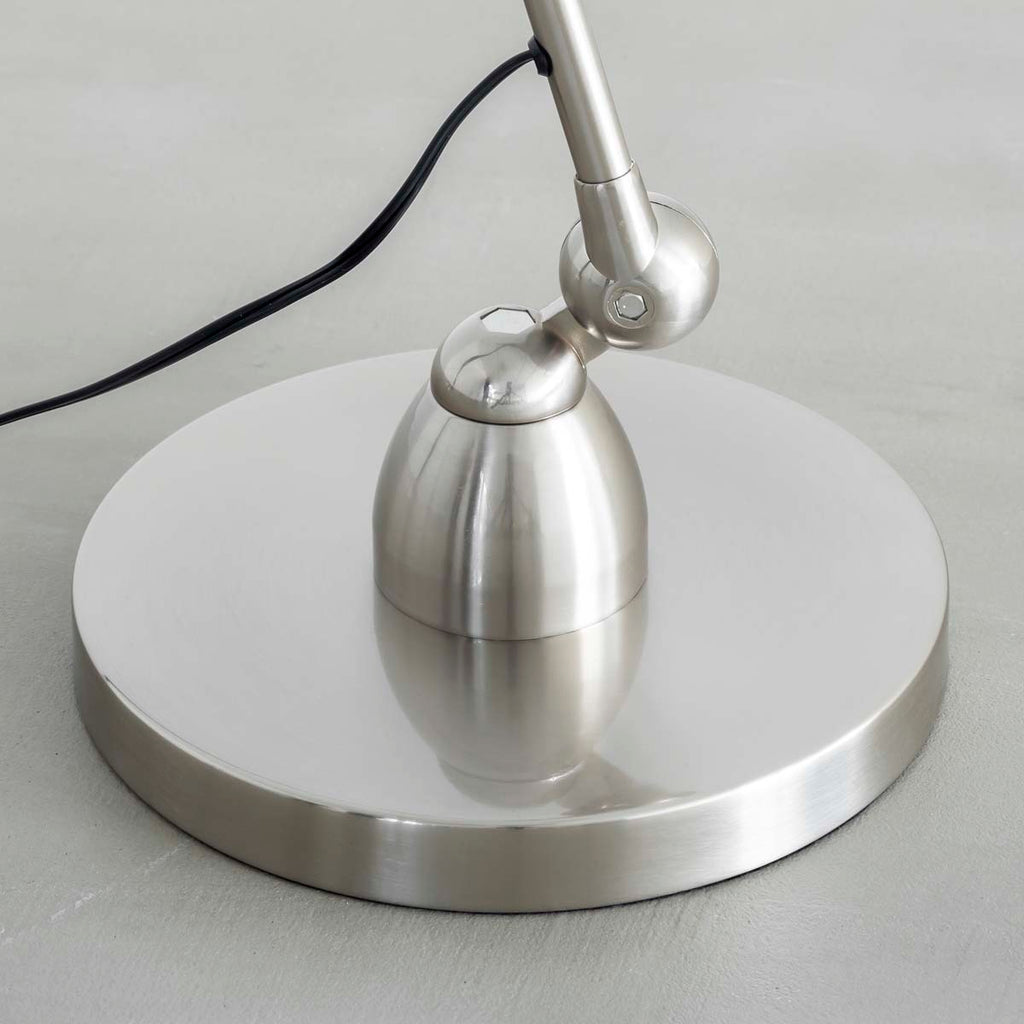 シルバーのフロアライトのベース部分の拡大