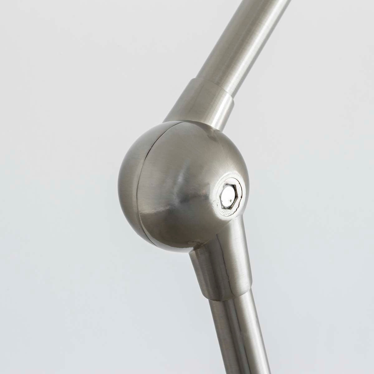 シルバーのフロアライトのアーム関節部分の拡大