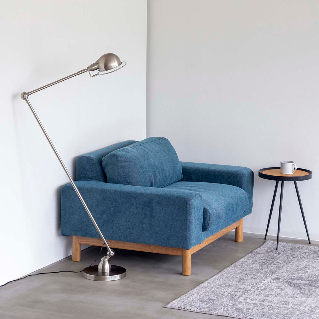 インダストリアルなシルバーのフロアライトとソファを合わせたお部屋のコーディネートイメージ