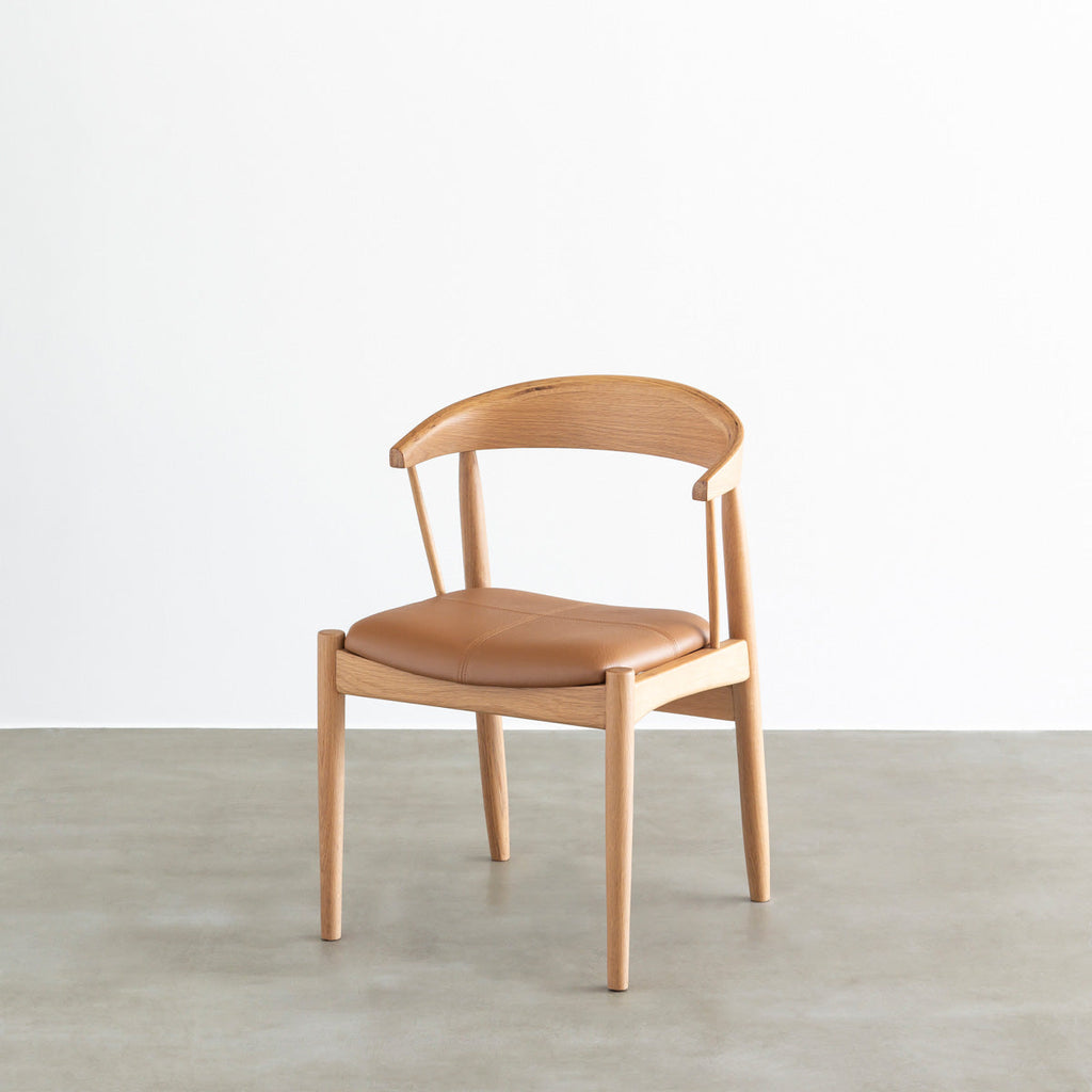 オーク材を丸みのあるシルエットに仕上げた北欧スタイルのダイニングチェア