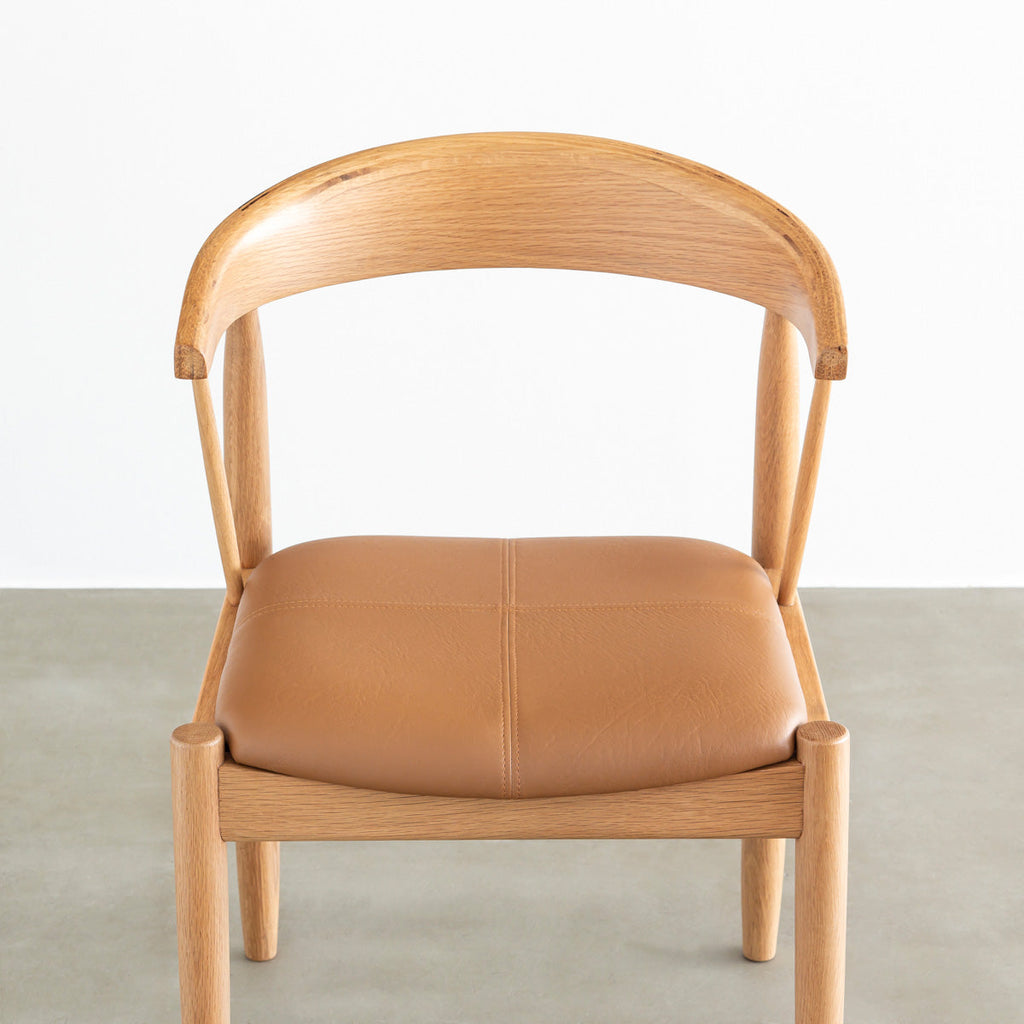 オーク材を丸みのあるシルエットに仕上げた北欧スタイルのダイニングチェア（座面と背もたれ２）