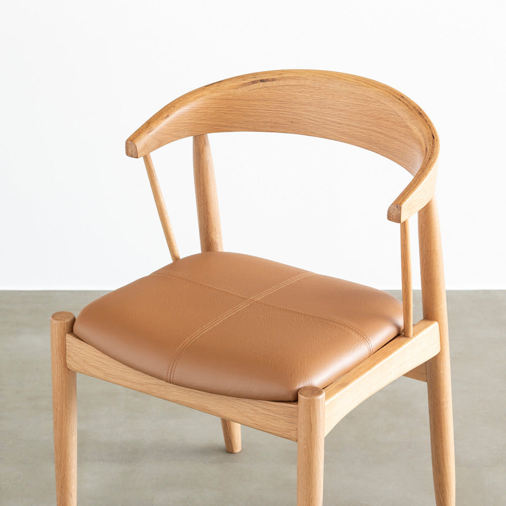 オーク材を丸みのあるシルエットに仕上げた北欧スタイルのダイニングチェア（座面と背もたれ）
