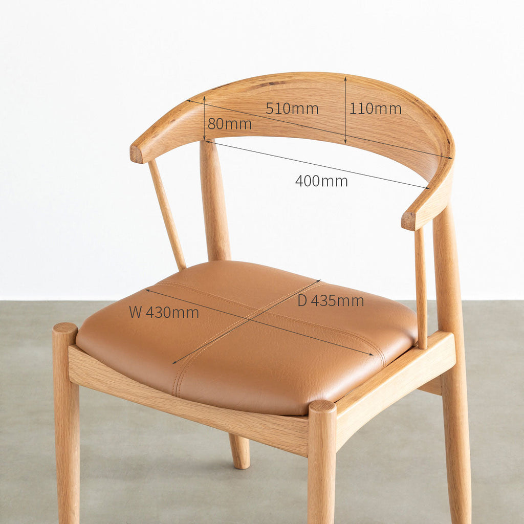 オーク材を丸みのあるシルエットに仕上げた北欧スタイルのダイニングチェア（寸法画像2）
