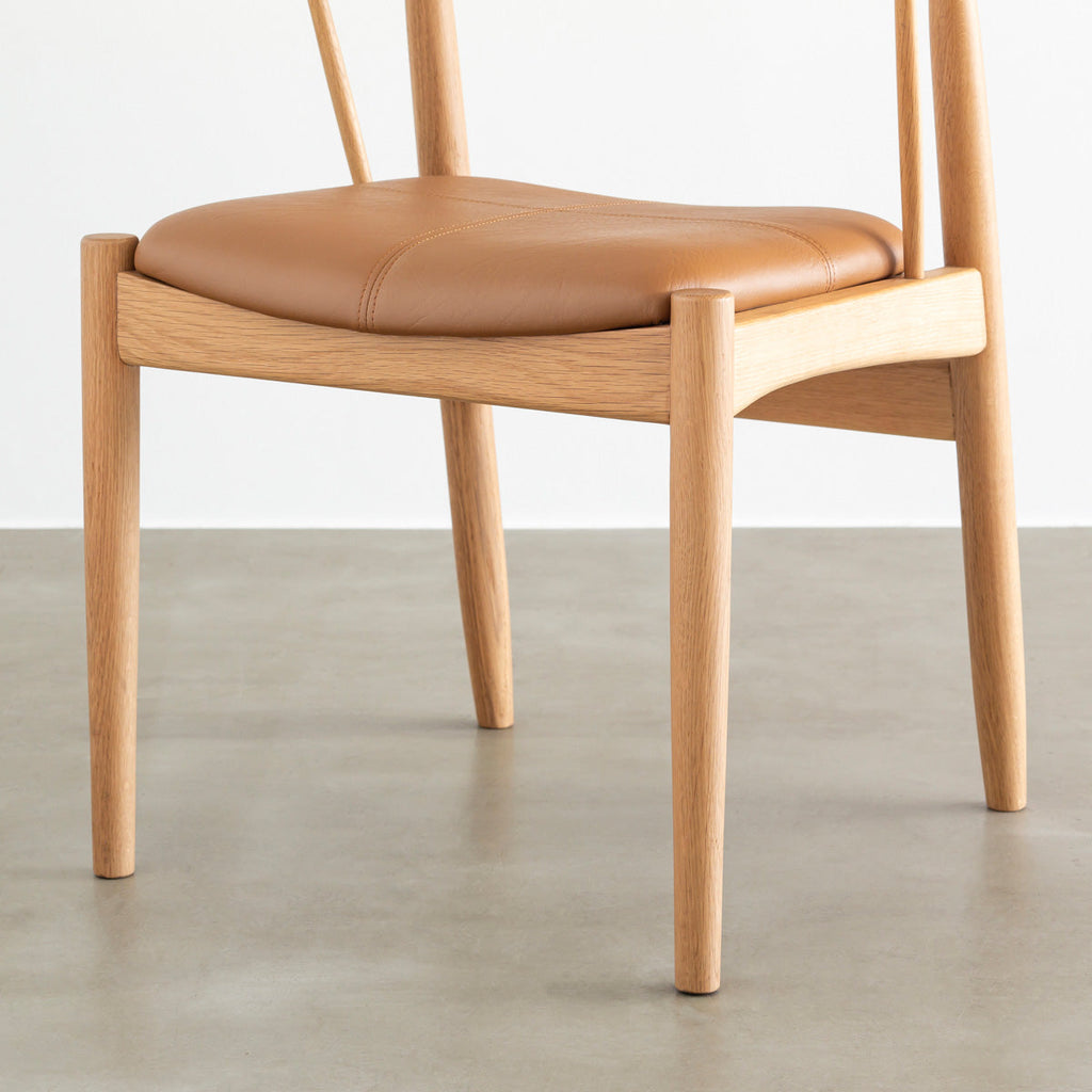 オーク材を丸みのあるシルエットに仕上げた北欧スタイルのダイニングチェア（脚）