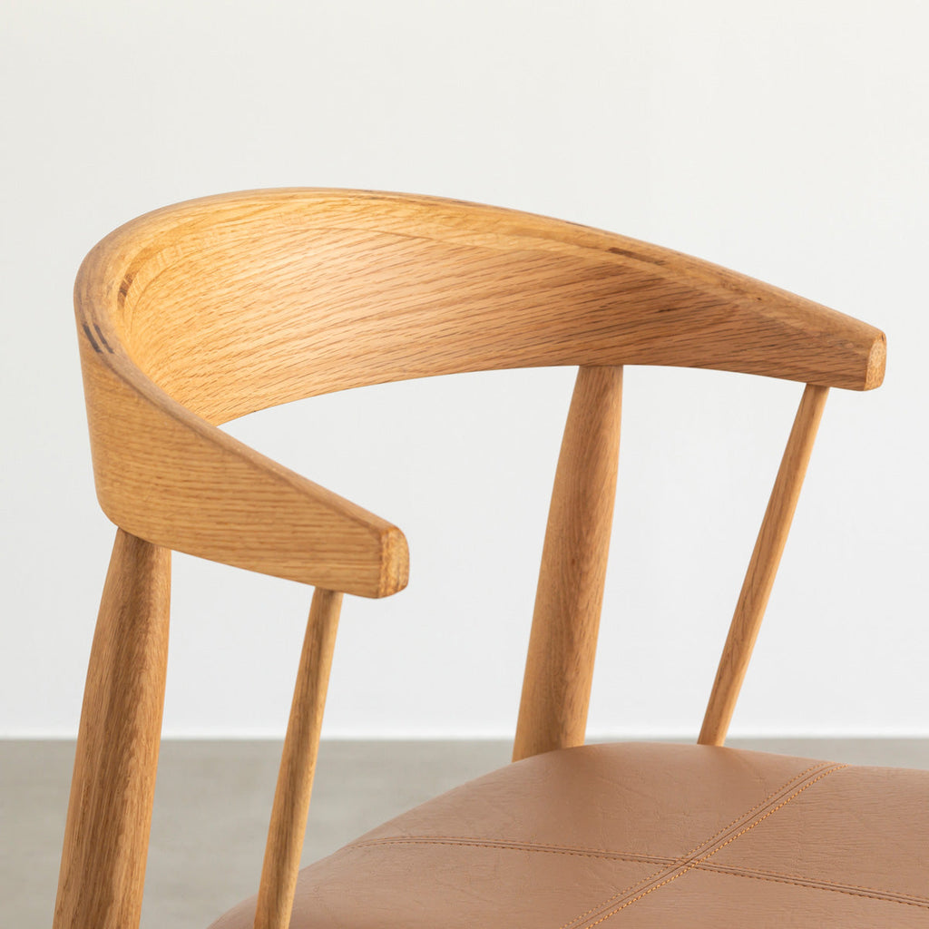 オーク材を丸みのあるシルエットに仕上げた北欧スタイルのダイニングチェア（背もたれ）