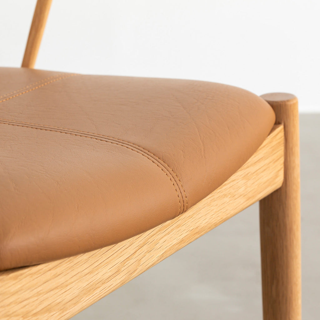 オーク材を丸みのあるシルエットに仕上げた北欧スタイルのダイニングチェア（座面）