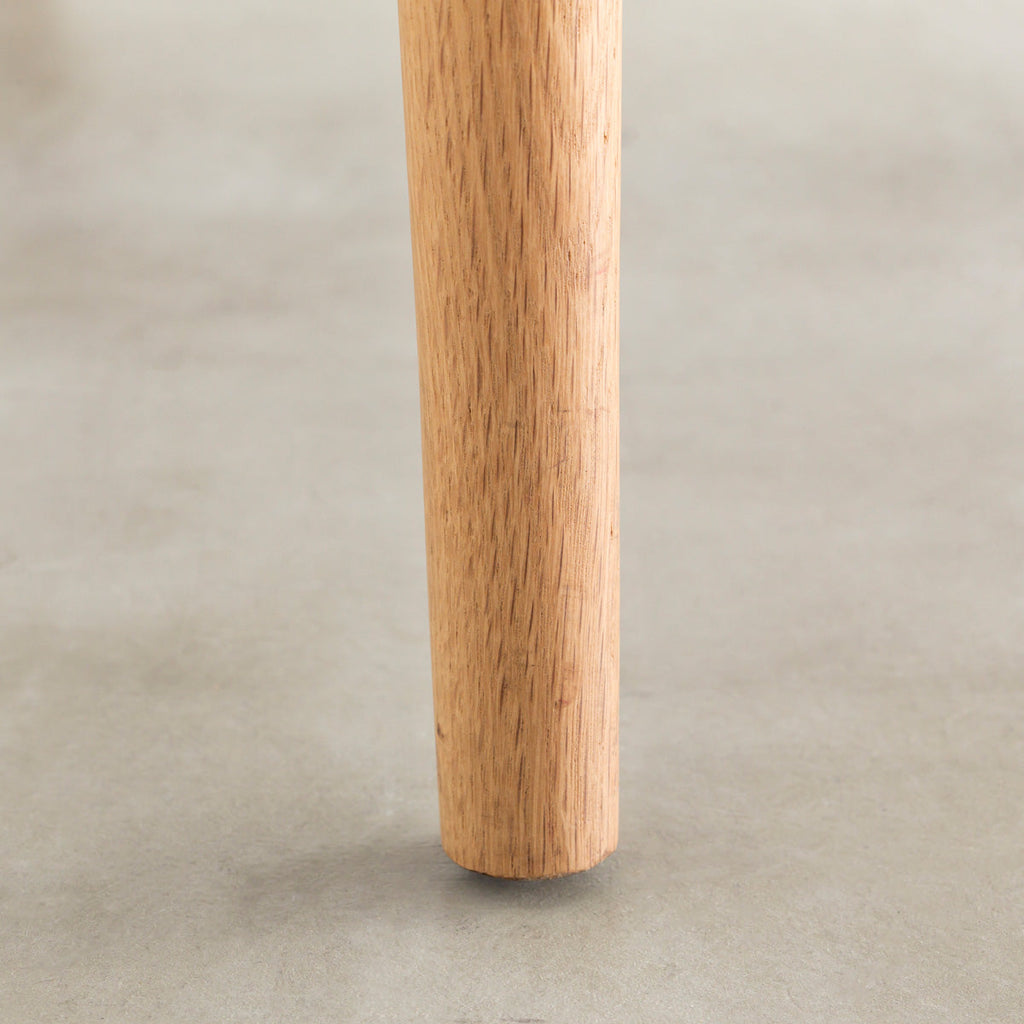 オーク材を丸みのあるシルエットに仕上げた北欧スタイルのダイニングチェア（床接地面）