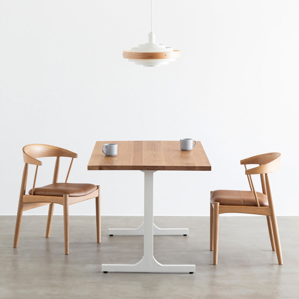 オーク材を丸みのあるシルエットに仕上げた北欧スタイルのダイニングチェア（使用イメージ）