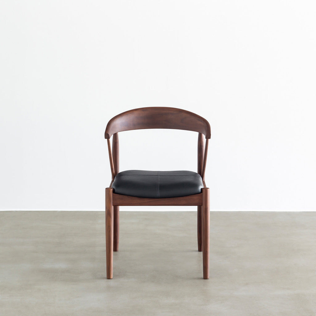 ウォルナット材を丸みのあるシルエットに仕上げた北欧スタイルのダイニングチェア（正面）