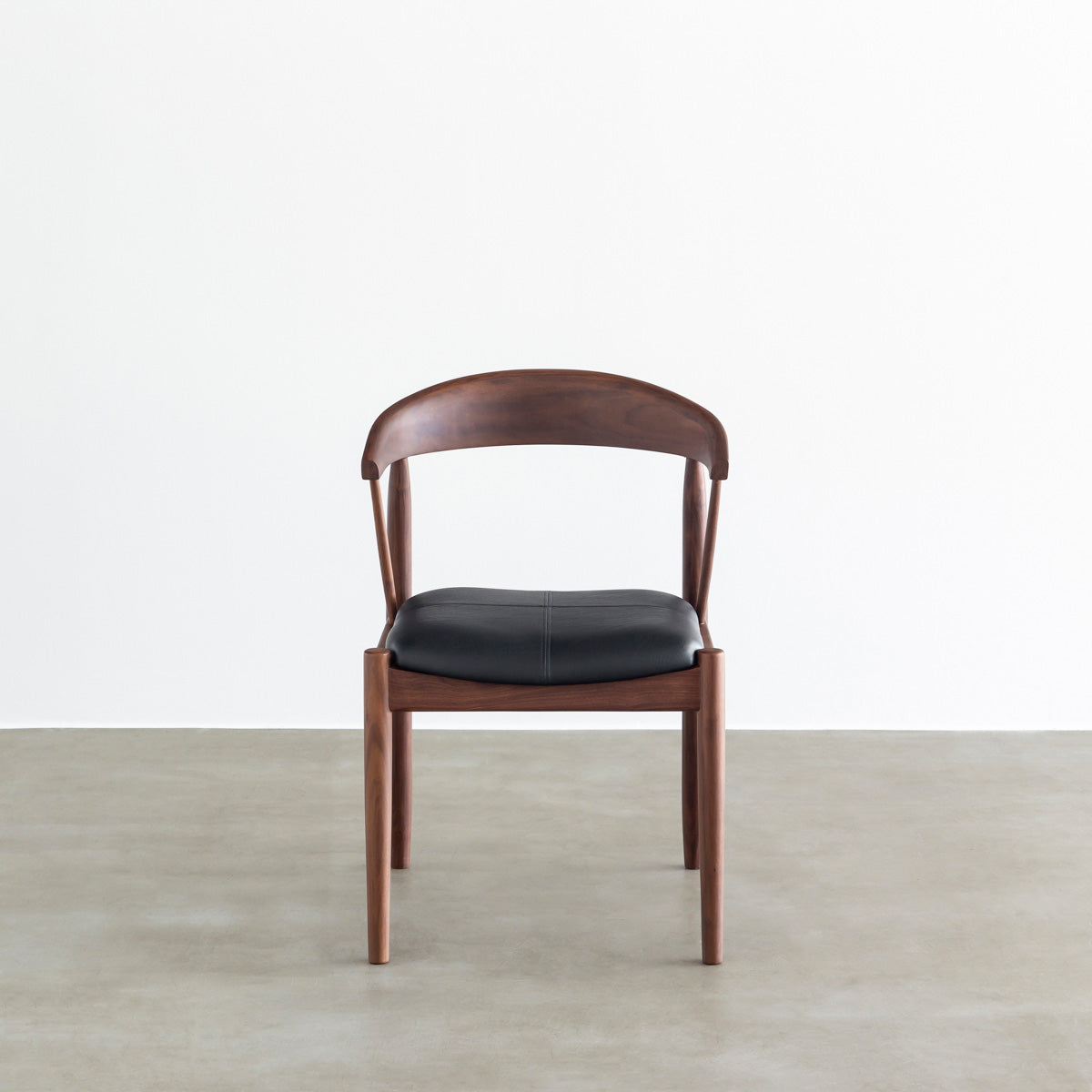 ウォルナット材を丸みのあるシルエットに仕上げた北欧スタイルのダイニングチェア（正面）