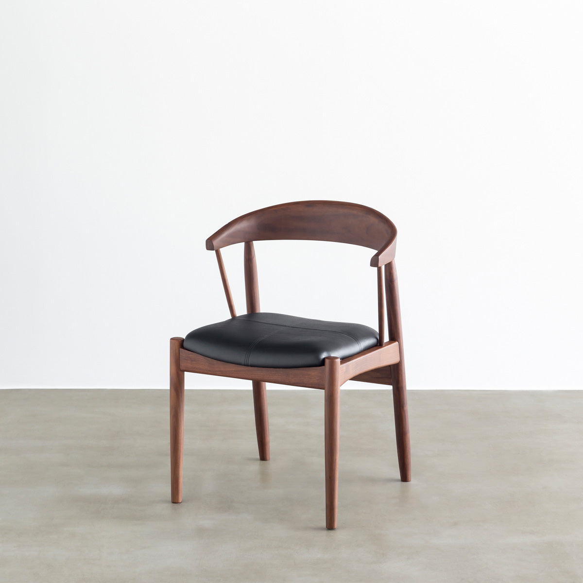 ウォルナット材を丸みのあるシルエットに仕上げた北欧スタイルのダイニングチェア
