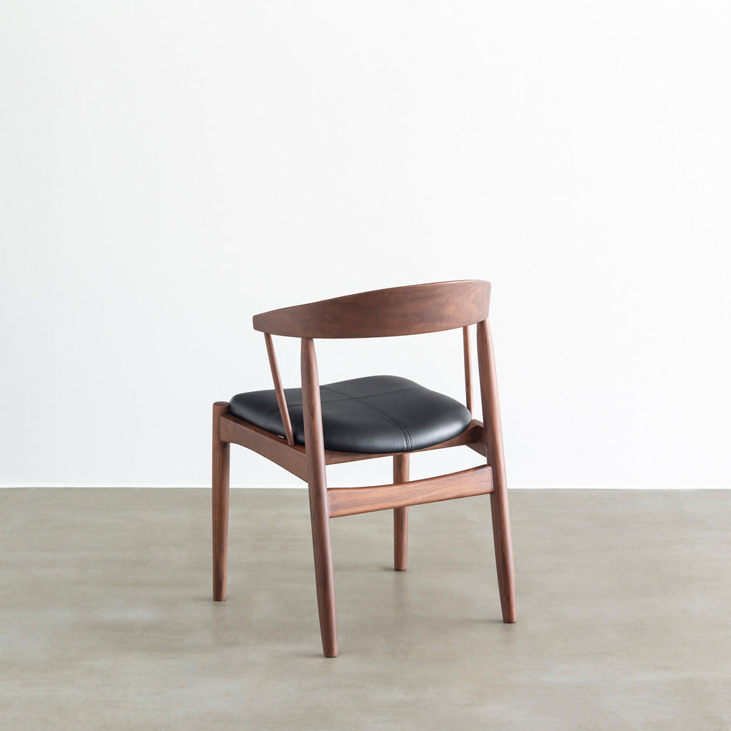 ウォルナット材を丸みのあるシルエットに仕上げた北欧スタイルのダイニングチェア（背面）