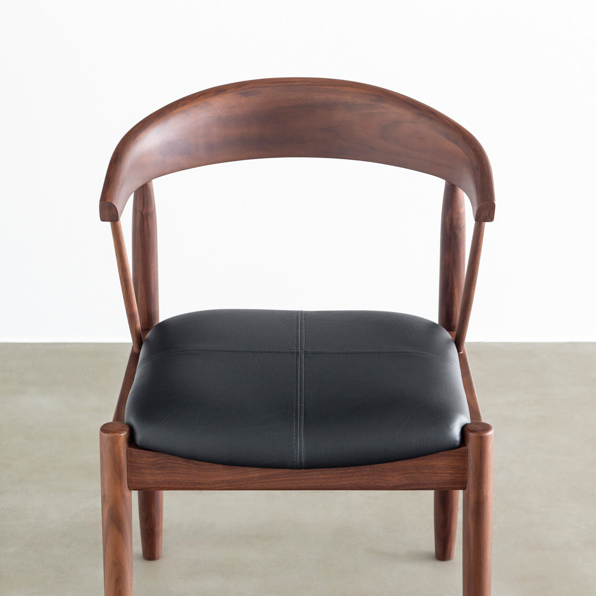 ウォルナット材を丸みのあるシルエットに仕上げた北欧スタイルのダイニングチェア（座面と背もたれ２）