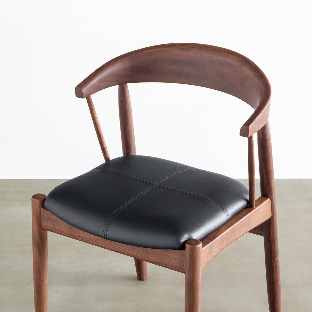 ウォルナット材を丸みのあるシルエットに仕上げた北欧スタイルのダイニングチェア（座面と背もたれ）