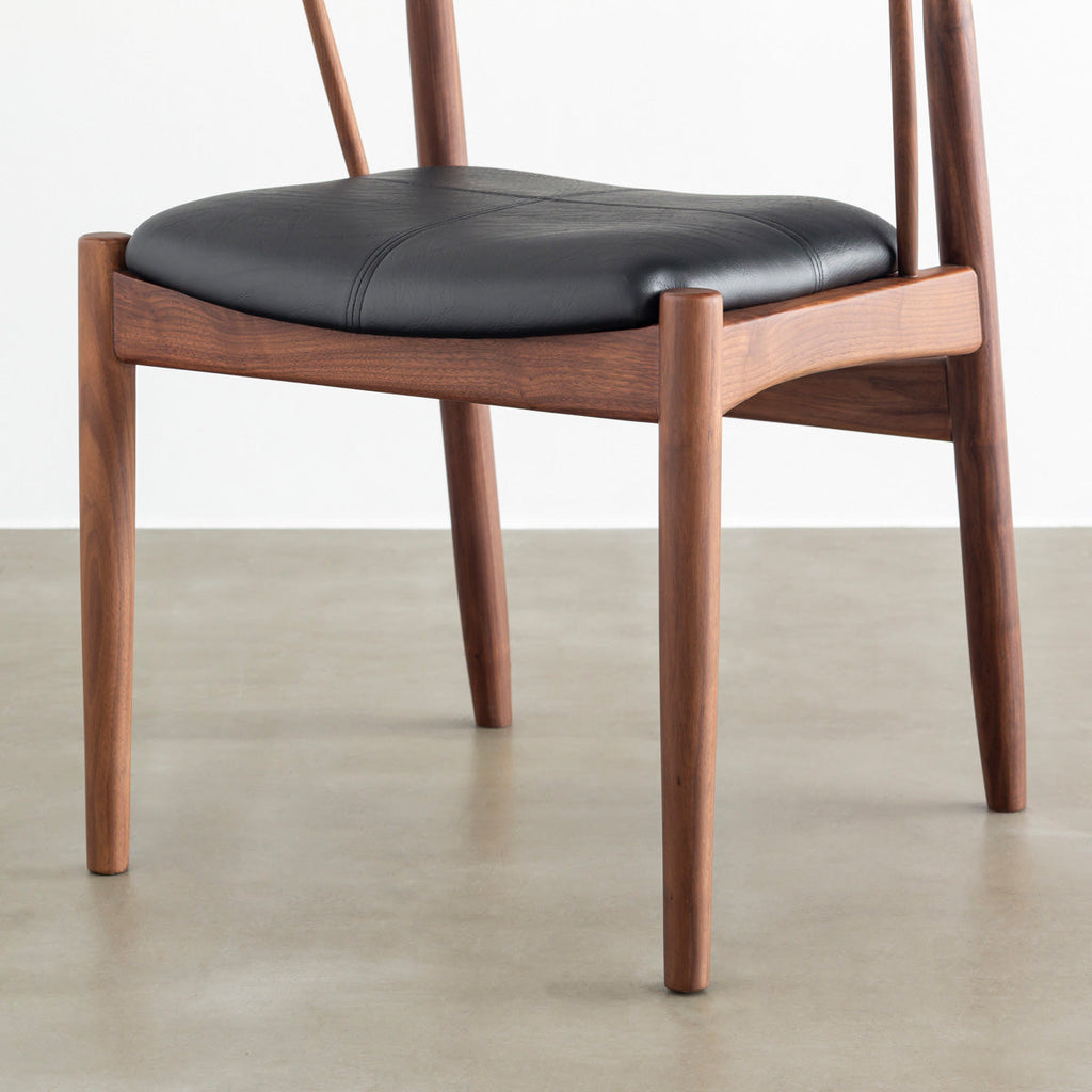 ウォルナット材を丸みのあるシルエットに仕上げた北欧スタイルのダイニングチェア（脚部）