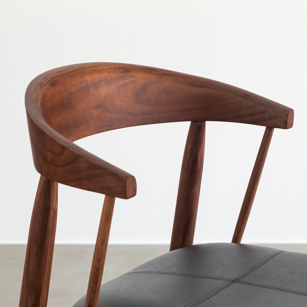 ウォルナット材を丸みのあるシルエットに仕上げた北欧スタイルのダイニングチェア（背もたれ）