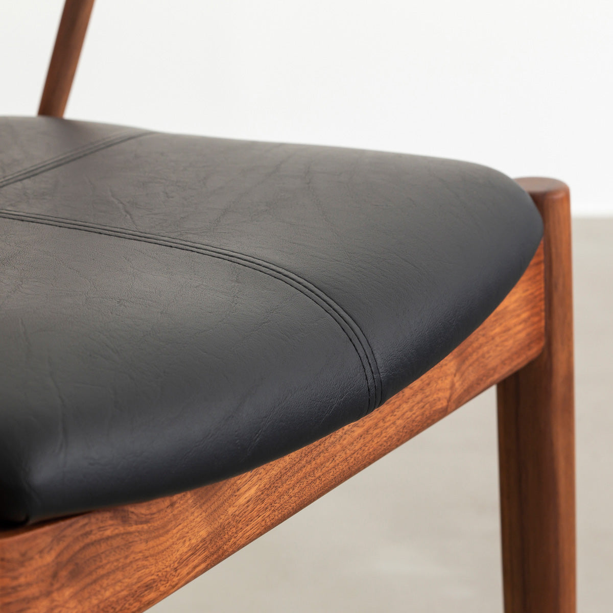 ウォルナット材を丸みのあるシルエットに仕上げた北欧スタイルのダイニングチェア（座面）