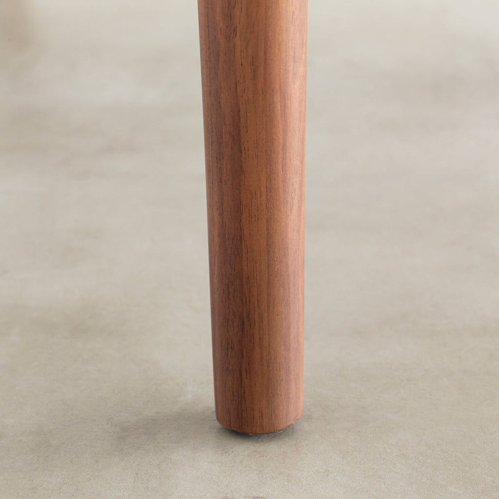 ウォルナット材を丸みのあるシルエットに仕上げた北欧スタイルのダイニングチェア（床接地面）