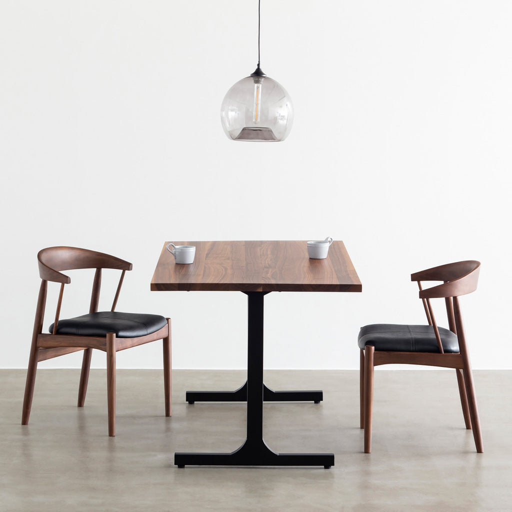 ウォルナット材を丸みのあるシルエットに仕上げた北欧スタイルのダイニングチェア（使用イメージ）