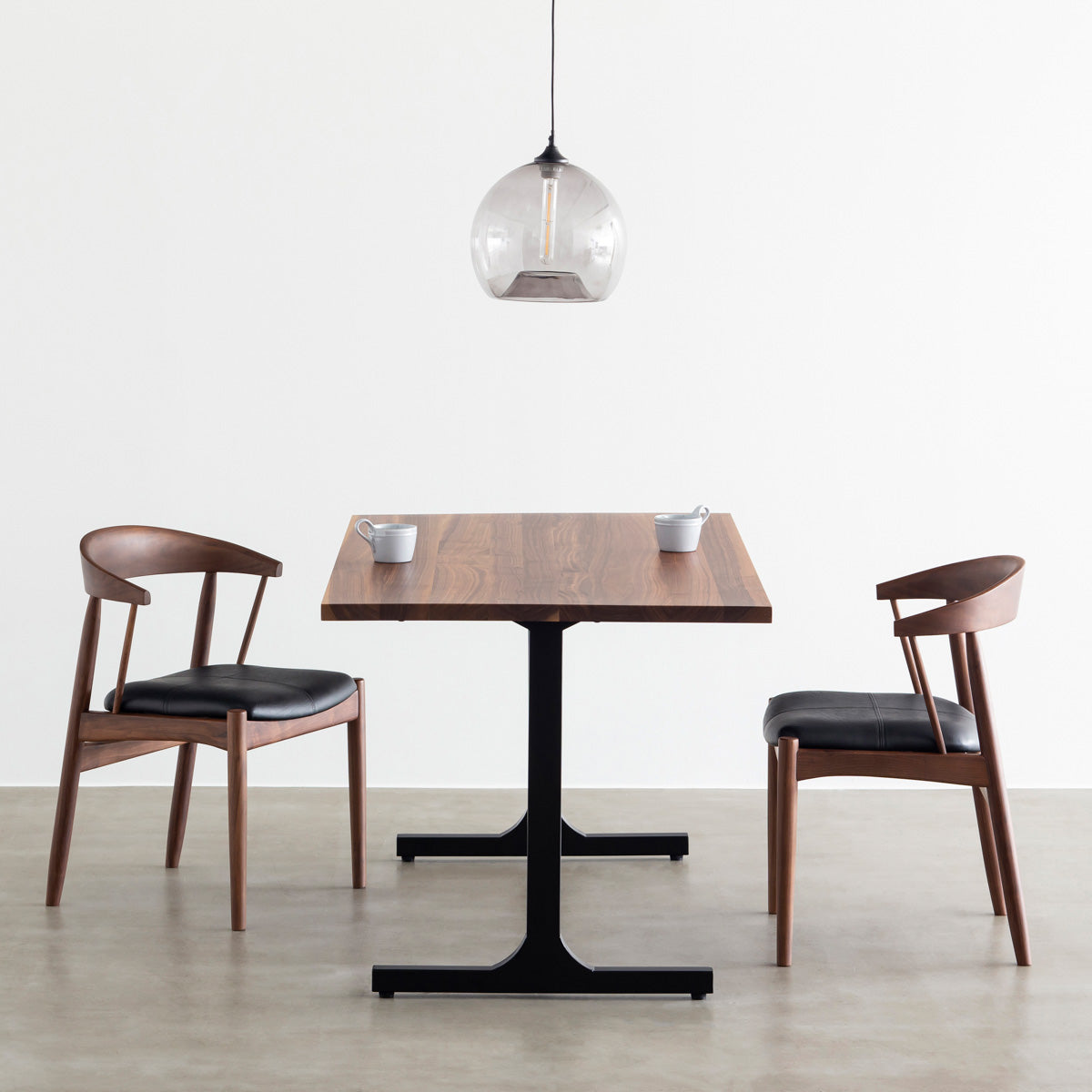 ウォルナット材を丸みのあるシルエットに仕上げた北欧スタイルのダイニングチェア（使用イメージ）