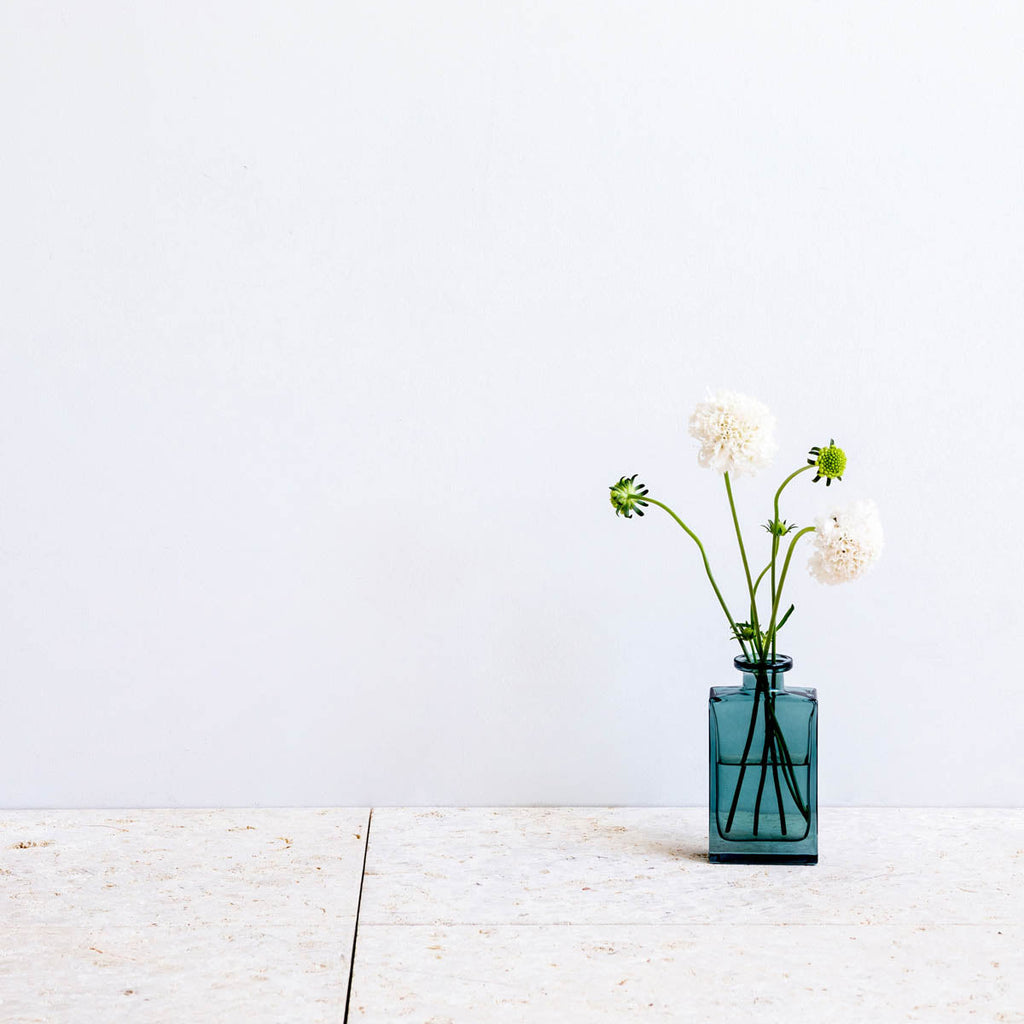 かなでもののグリーンのガラスを使用した一輪挿しにもおすすめなフラワーベースの使用例