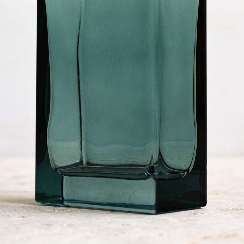 かなでもののグリーンのガラスを使用した一輪挿しにもおすすめなフラワーベース（底面・クローズアップ）