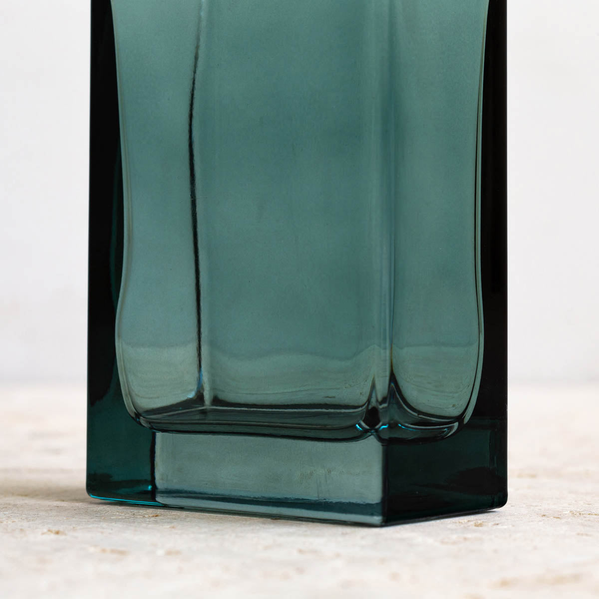 かなでもののグリーンのガラスを使用した一輪挿しにもおすすめなフラワーベース（底面・クローズアップ）