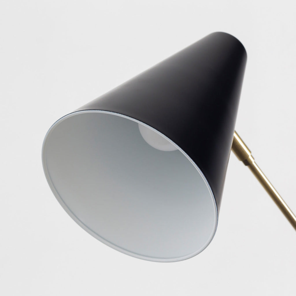 スチールを使用したシンプルでスタイリッシュなゴールド×ブラックのフロアランプ（ライト部分クローズアップ）