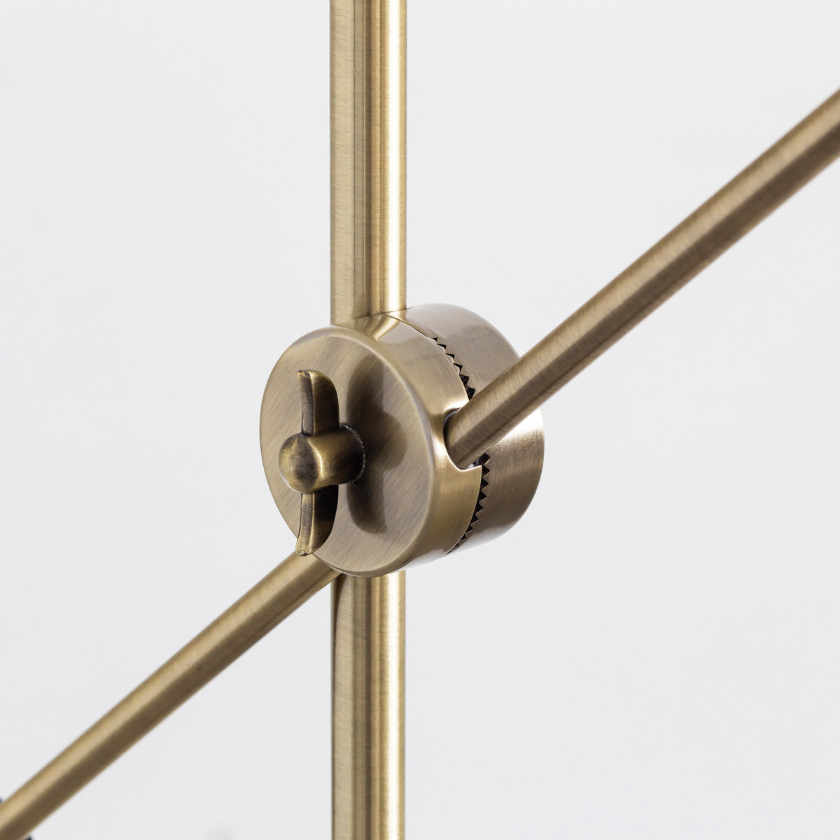 スチールを使用したシンプルでスタイリッシュなゴールド×ブラックのフロアランプ（角度調整部分クローズアップ）