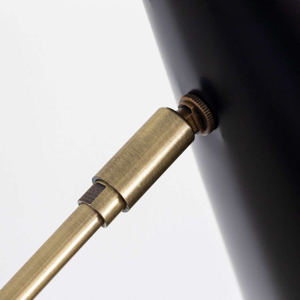 スチールを使用したシンプルでスタイリッシュなゴールド×ブラックのフロアランプ（ライト接続部分クローズアップ）