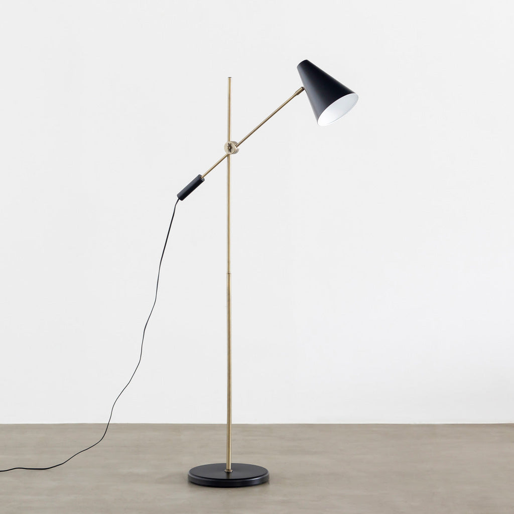 スチールを使用したシンプルでスタイリッシュなゴールド×ブラックのフロアランプ
