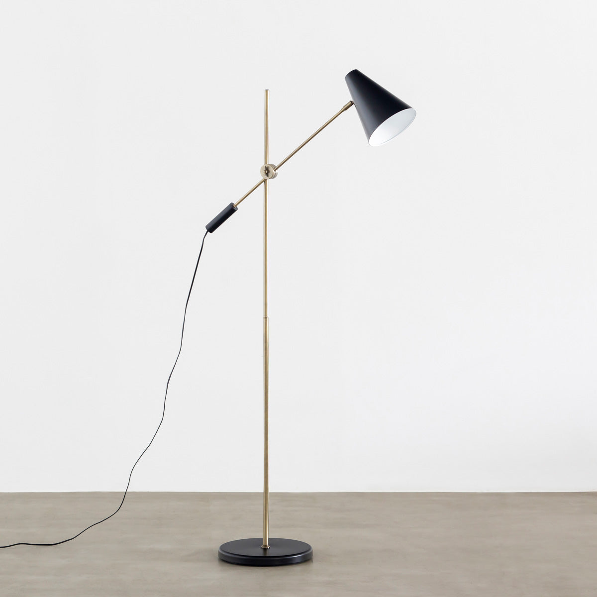 スチールを使用したシンプルでスタイリッシュなゴールド×ブラックのフロアランプ