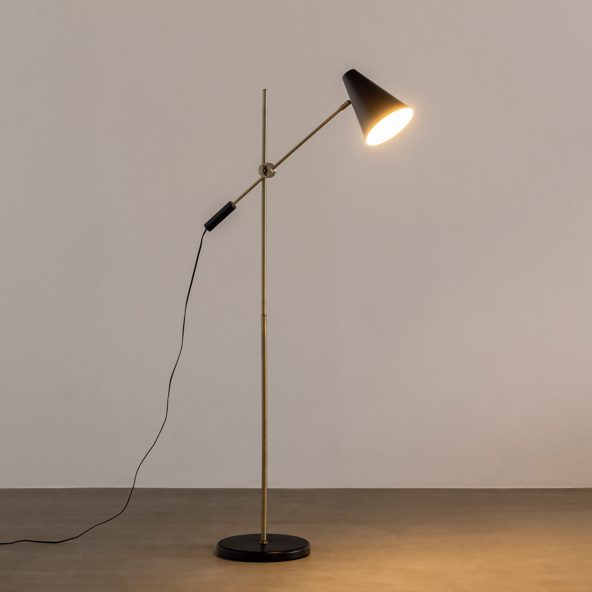スチールを使用したシンプルでスタイリッシュなゴールド×ブラックのフロアランプ（点灯）