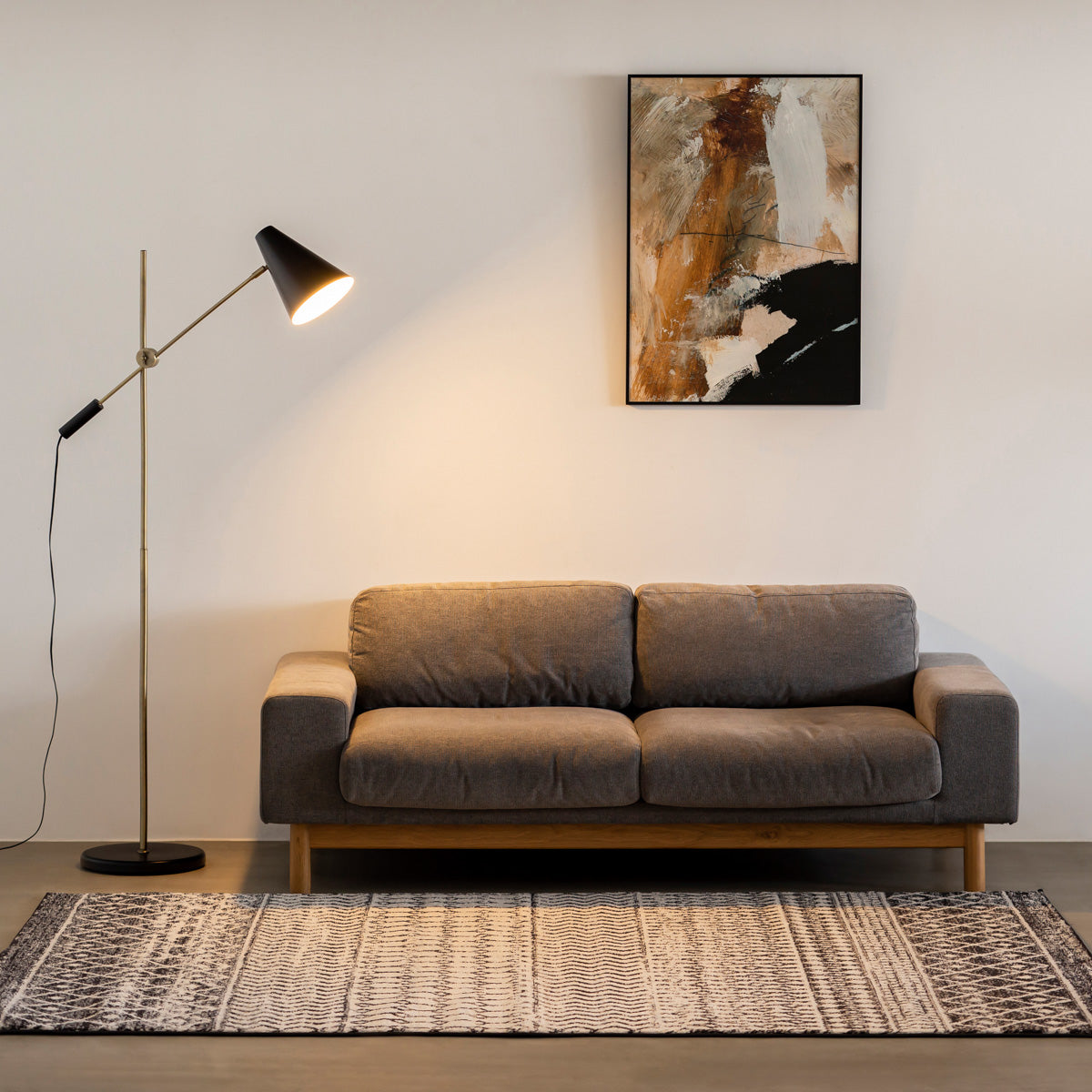 スチールを使用したシンプルでスタイリッシュなゴールド×ブラックのフロアランプの使用例1