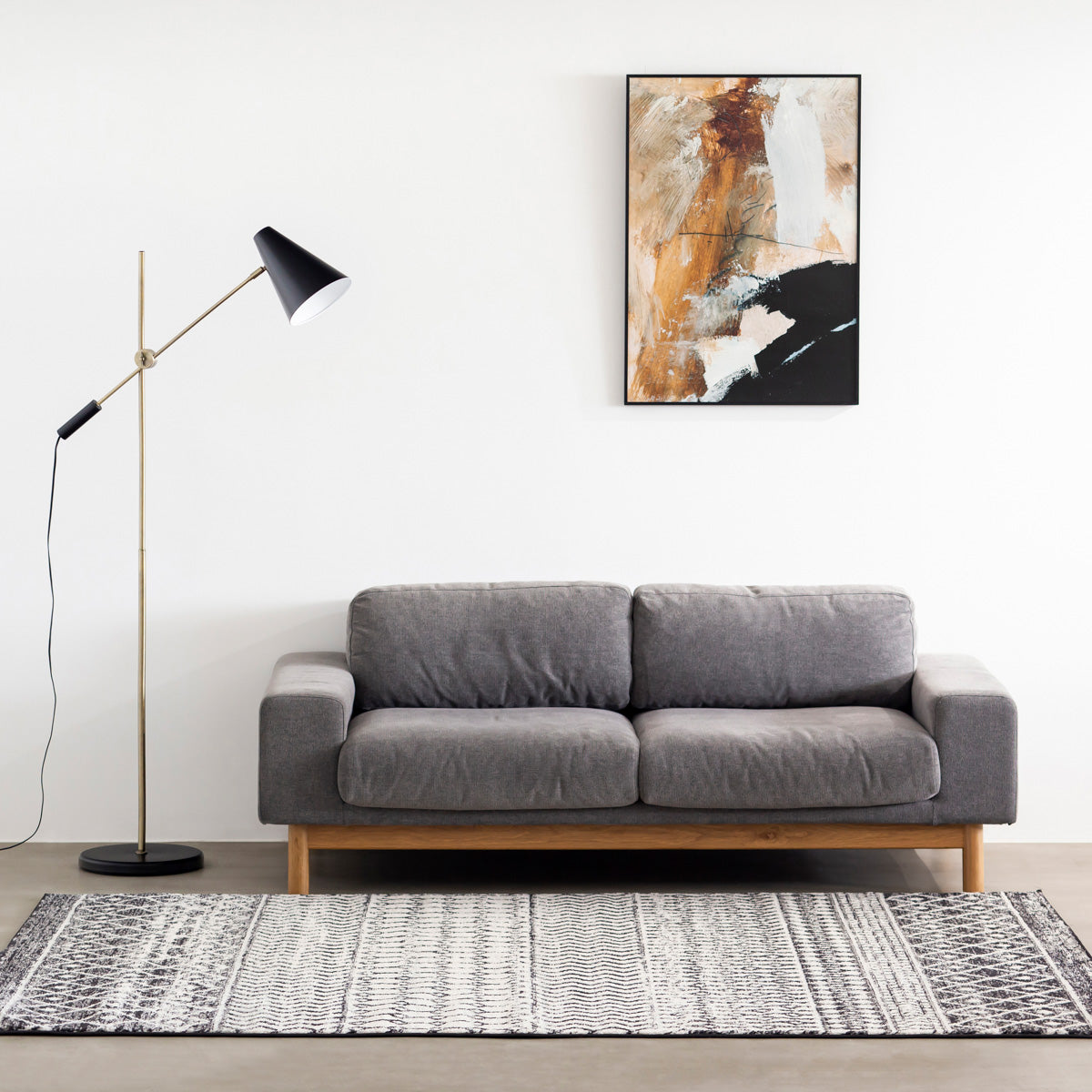 スチールを使用したシンプルでスタイリッシュなゴールド×ブラックのフロアランプの使用例2