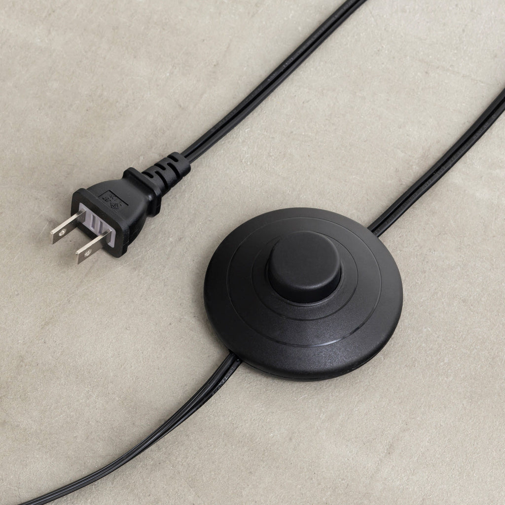 スチールを使用したシンプルでスタイリッシュなゴールド×ブラックのフロアランプ（スイッチ）