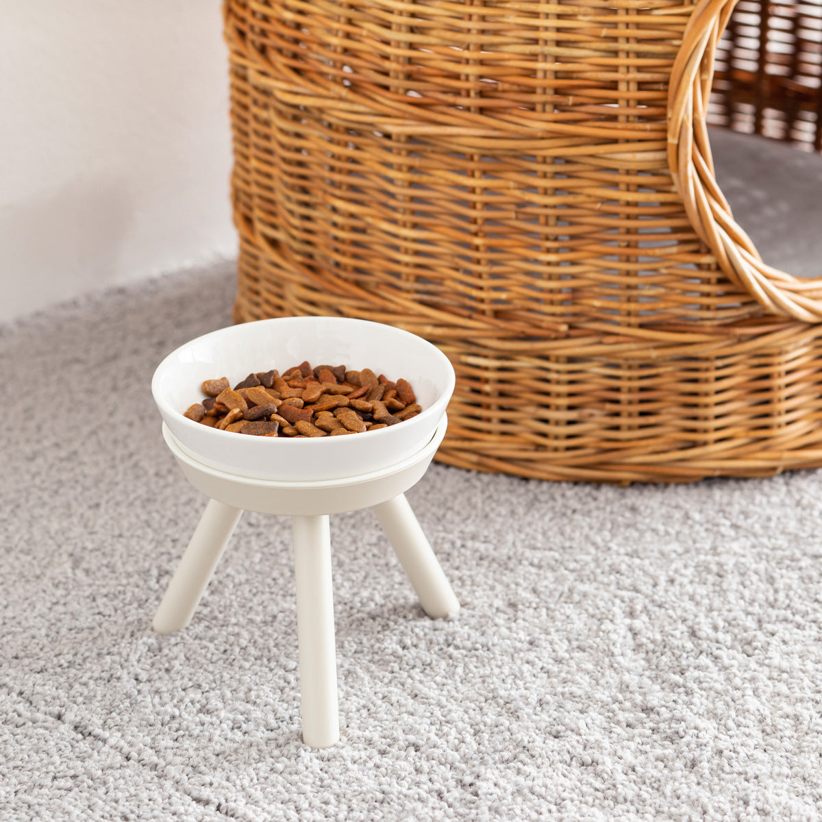 猫が食べやすいデザインと上質な素材感にこだわったセラミック製フードボウル＆スタンド／ベージュTall Sサイズ（使用イメージ）