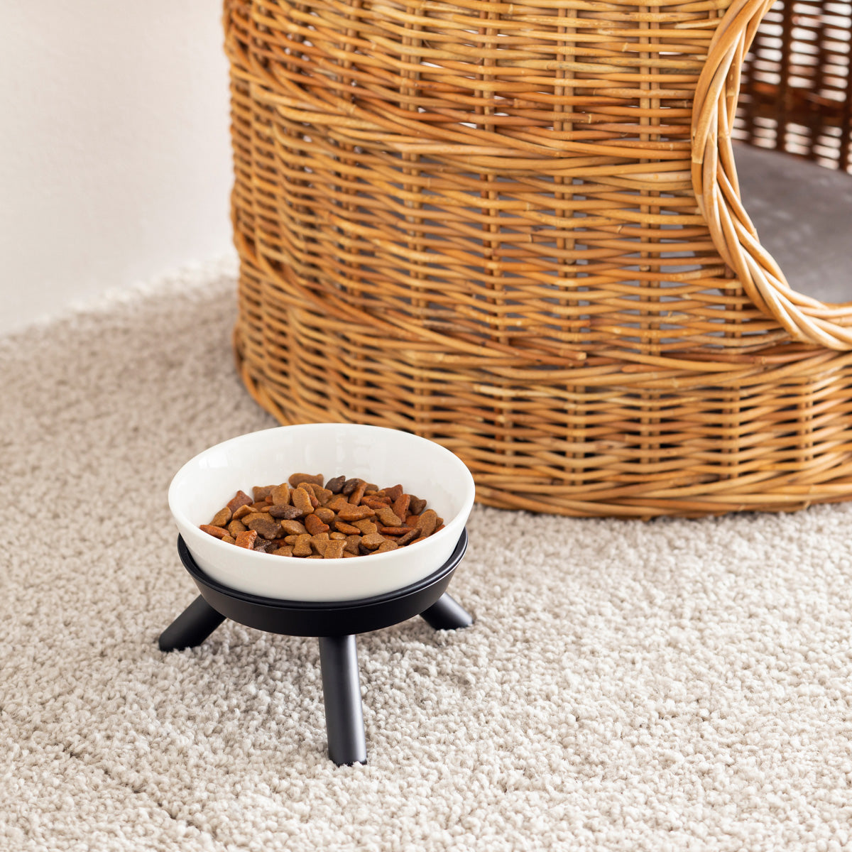 猫が食べやすいデザインと上質な素材感にこだわったセラミック製フードボウル＆スタンド／ブラックShort Sサイズ（使用イメージ）