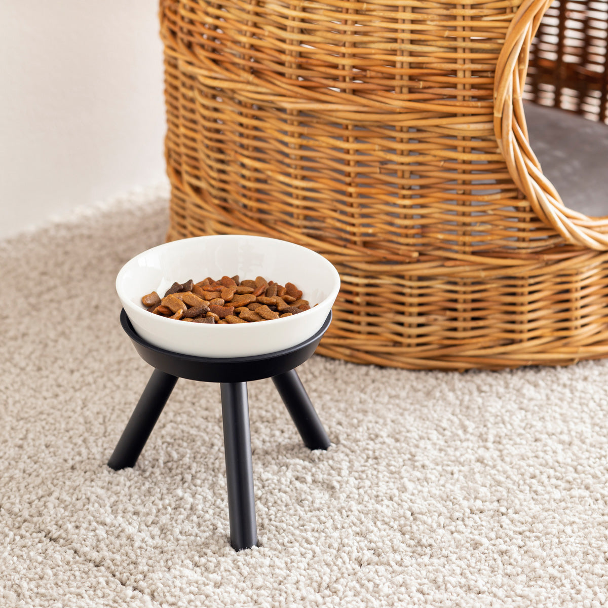猫が食べやすいデザインと上質な素材感にこだわったセラミック製フードボウル＆スタンド／ブラックTall Sサイズ（使用イメージ）