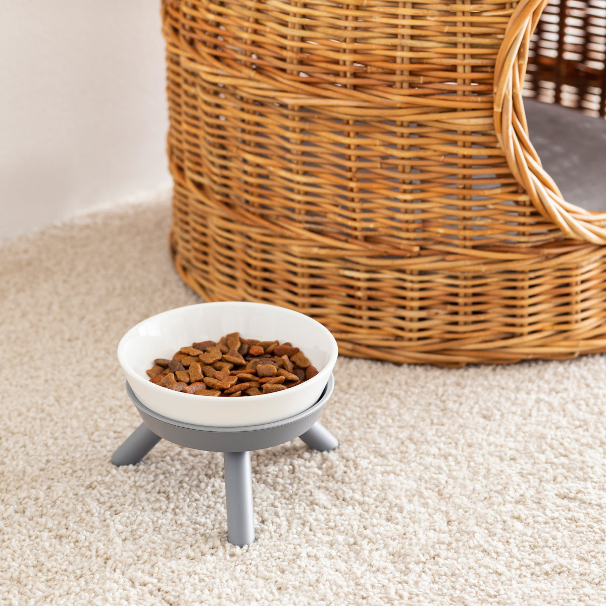 猫が食べやすいデザインと上質な素材感にこだわったセラミック製フードボウル＆スタンド／グレー Short Sサイズ（使用イメージ）