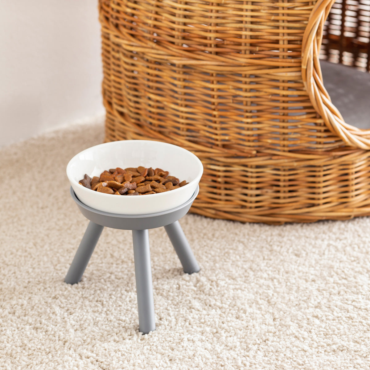 猫が食べやすいデザインと上質な素材感にこだわったセラミック製フードボウル＆スタンド／グレー Tall Sサイズ（使用イメージ）