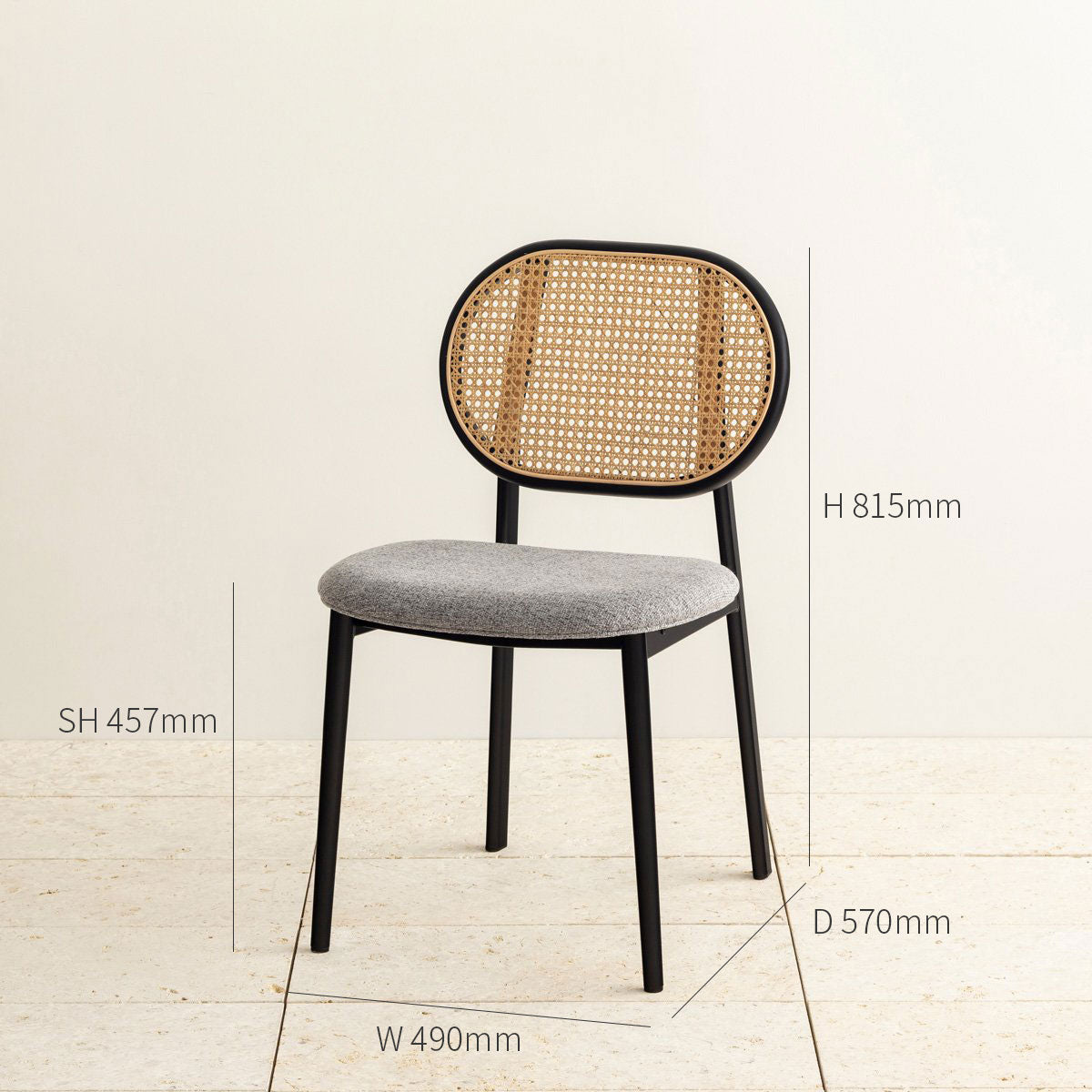 クラシカルなデザインの背もたれにダークグレーのファブリックと黒のスチール脚を組み合わせたレトロモダンなダイニングチェア（サイズ・寸法詳細）