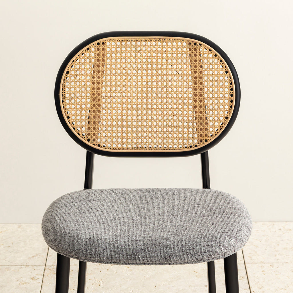 クラシカルなデザインの背もたれにダークグレーのファブリックと黒のスチール脚を組み合わせたレトロモダンなダイニングチェア（正面・クローズアップ）