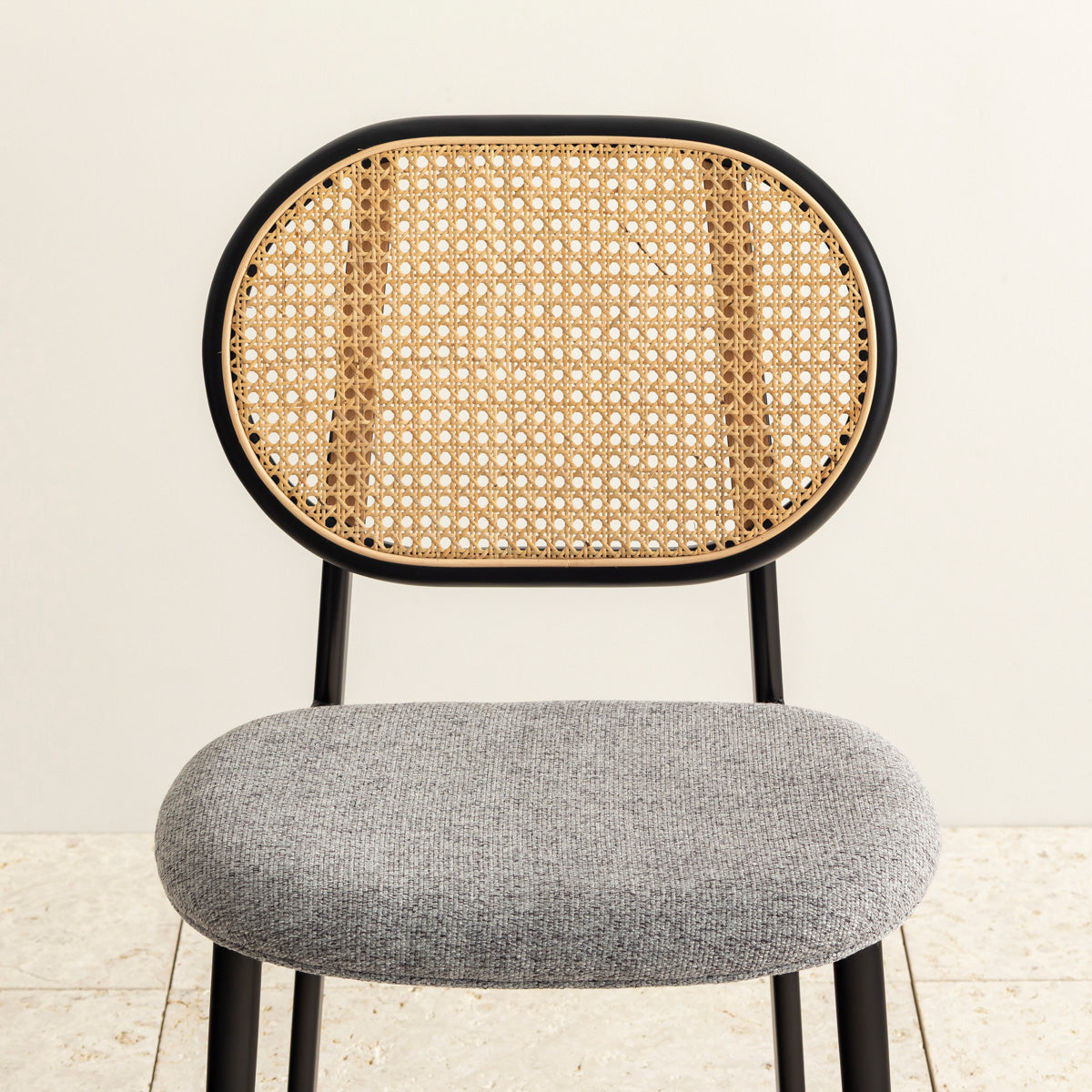 クラシカルなデザインの背もたれにダークグレーのファブリックと黒のスチール脚を組み合わせたレトロモダンなダイニングチェア（正面・クローズアップ）