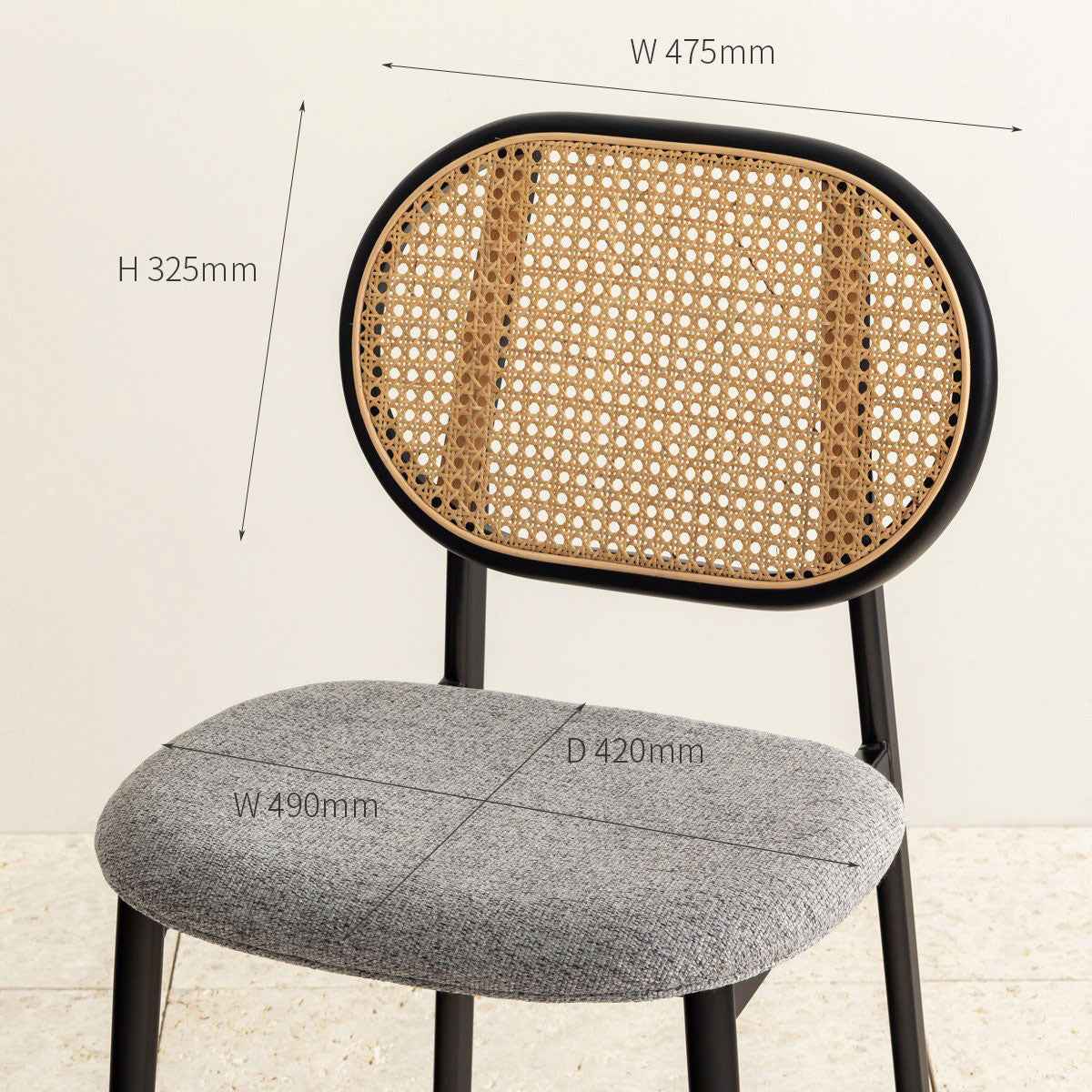 クラシカルなデザインの背もたれにダークグレーのファブリックと黒のスチール脚を組み合わせたレトロモダンなダイニングチェア（サイズ・寸法詳細2）