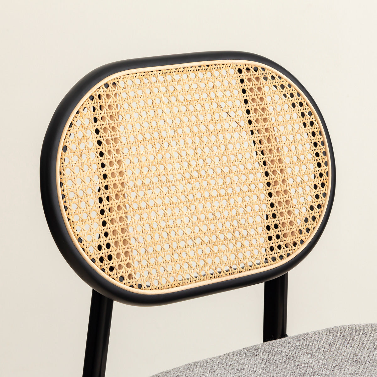 クラシカルなデザインの背もたれにダークグレーのファブリックと黒のスチール脚を組み合わせたレトロモダンなダイニングチェア（上部・クローズアップ）