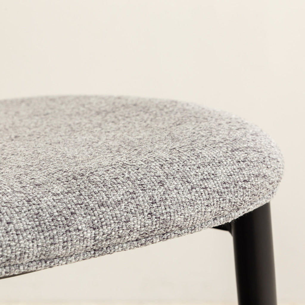 クラシカルなデザインの背もたれにダークグレーのファブリックと黒のスチール脚を組み合わせたレトロモダンなダイニングチェア（中部・クローズアップ）