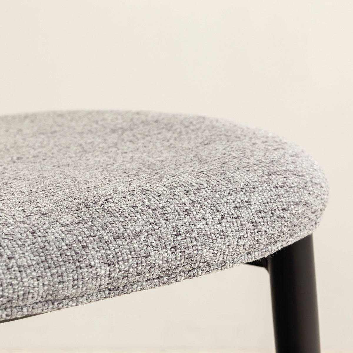 クラシカルなデザインの背もたれにダークグレーのファブリックと黒のスチール脚を組み合わせたレトロモダンなダイニングチェア（中部・クローズアップ）