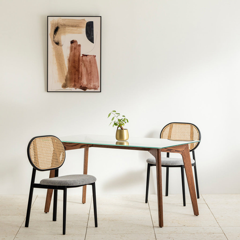 クラシカルなデザインの背もたれにダークグレーのファブリックと黒のスチール脚を組み合わせたレトロモダンなダイニングチェア（使用例1）