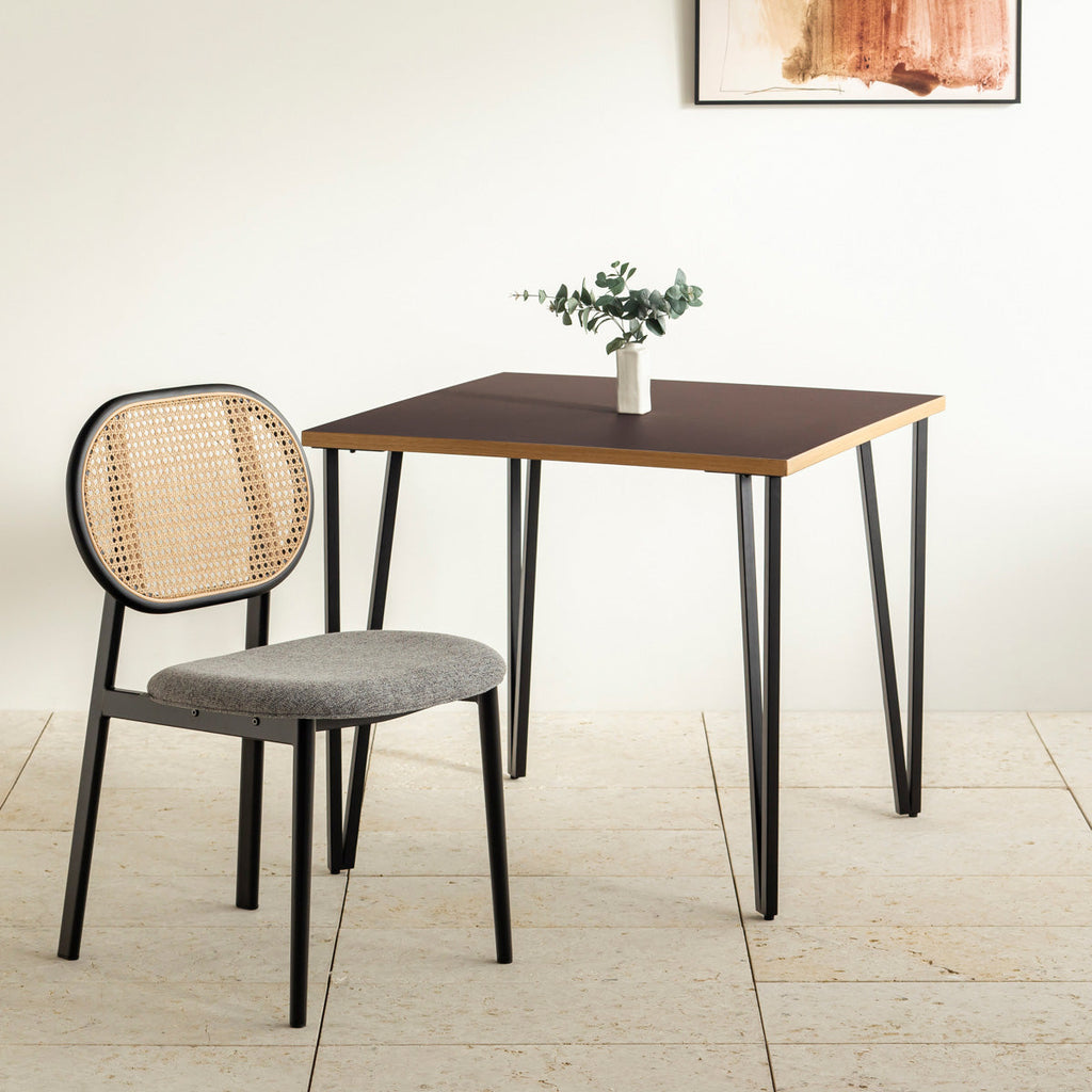 クラシカルなデザインの背もたれにダークグレーのファブリックと黒のスチール脚を組み合わせたレトロモダンなダイニングチェア（使用例2）